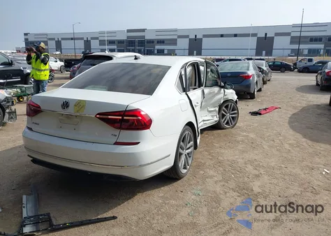 2017 Volkswagen Passat 1.8T R-Line z USA, uszkodzony, nr VIN 1VWDT7A39HC039753